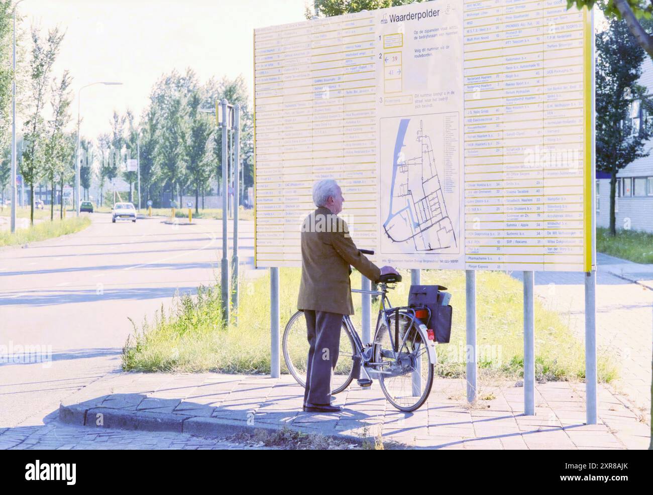 Melden Sie sich im Waarderpolder mit einer Karte an, die die Namen aller Unternehmen auf dem Industriegebiet Haarlem, Niederlande, 06-09-1996, Whizgle Dutch News: Historische Bilder für die Zukunft zeigt. Erkunden Sie die Vergangenheit der Niederlande mit modernen Perspektiven durch Bilder von niederländischen Agenturen. Verbinden der Ereignisse von gestern mit den Erkenntnissen von morgen. Begeben Sie sich auf eine zeitlose Reise mit Geschichten, die unsere Zukunft prägen. Stockfoto