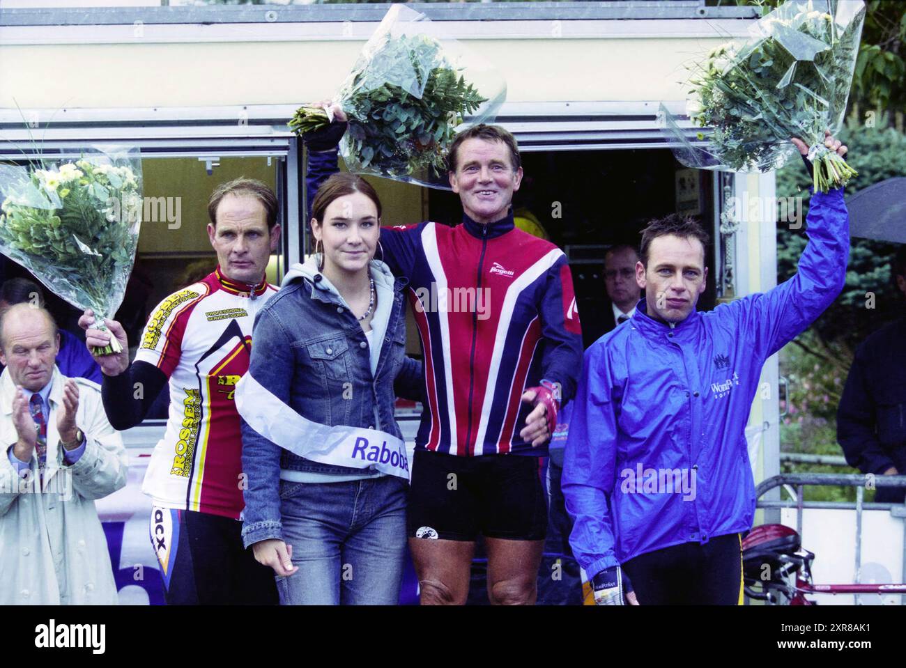 Cycling, Hillegom, 15-09-2001, Whizgle Dutch News: Historische Bilder zugeschnitten auf die Zukunft. Erkunden Sie die Vergangenheit der Niederlande mit modernen Perspektiven durch Bilder von niederländischen Agenturen. Verbinden der Ereignisse von gestern mit den Erkenntnissen von morgen. Begeben Sie sich auf eine zeitlose Reise mit Geschichten, die unsere Zukunft prägen. Stockfoto