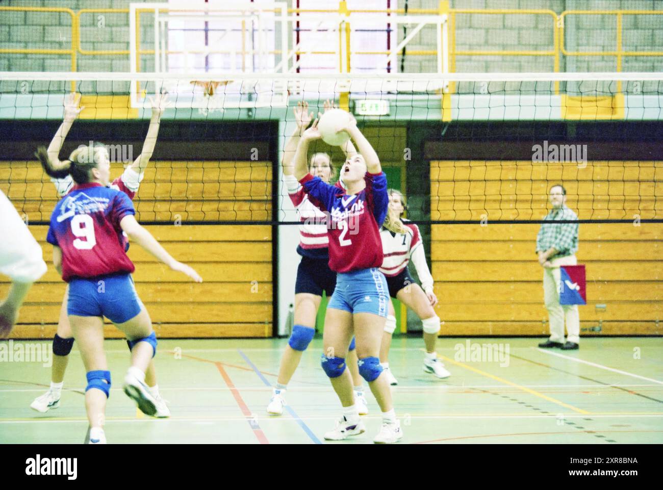 Volleyball, Haarlem - Utrecht, 17-03-2000, Whizgle Dutch News: Historische Bilder zugeschnitten auf die Zukunft. Erkunden Sie die Vergangenheit der Niederlande mit modernen Perspektiven durch Bilder von niederländischen Agenturen. Verbinden der Ereignisse von gestern mit den Erkenntnissen von morgen. Begeben Sie sich auf eine zeitlose Reise mit Geschichten, die unsere Zukunft prägen. Stockfoto