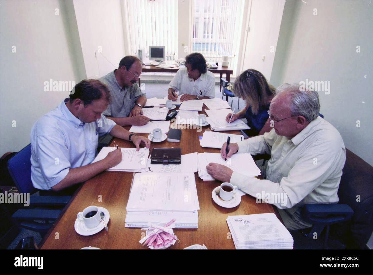 Party Meeting Velsen 2000, 18.06.2000, Whizgle Dutch News: Historical Images Tailored for the Future. Erkunden Sie die Vergangenheit der Niederlande mit modernen Perspektiven durch Bilder von niederländischen Agenturen. Verbinden der Ereignisse von gestern mit den Erkenntnissen von morgen. Begeben Sie sich auf eine zeitlose Reise mit Geschichten, die unsere Zukunft prägen. Stockfoto