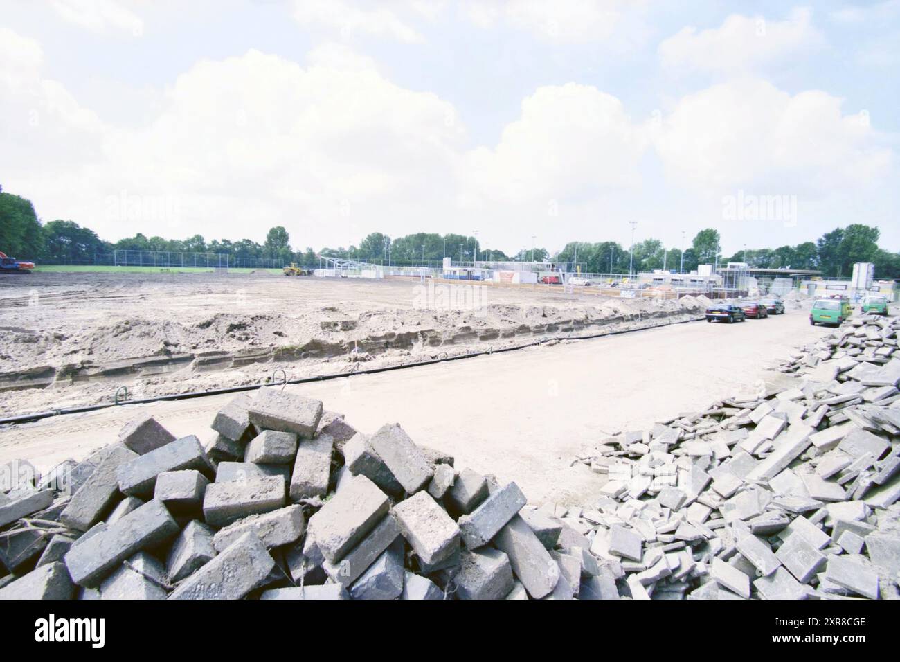 Construction of Van der Aart Sports Park, 07-07-1999, Whizgle Dutch News: Historische Bilder für die Zukunft. Erkunden Sie die Vergangenheit der Niederlande mit modernen Perspektiven durch Bilder von niederländischen Agenturen. Verbinden der Ereignisse von gestern mit den Erkenntnissen von morgen. Begeben Sie sich auf eine zeitlose Reise mit Geschichten, die unsere Zukunft prägen. Stockfoto