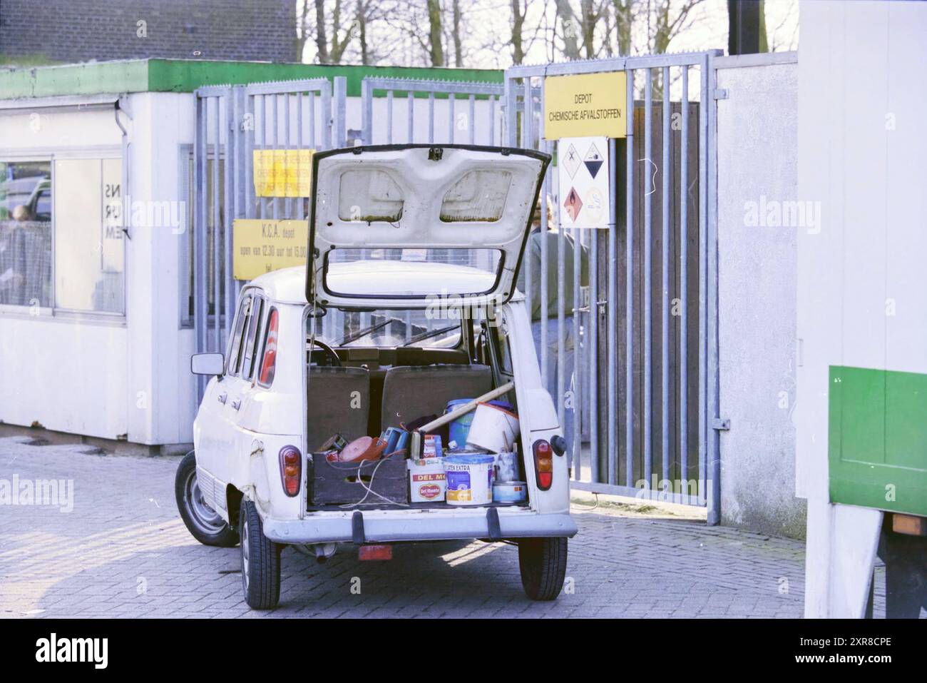 Auto mit Sperrmüll am städtischen Reinigungsplatz (Foto wegen Betrugs), Haarlem, Niederlande, 01-03-1991, Whizgle Dutch News: Historische Bilder zugeschnitten auf die Zukunft. Erkunden Sie die Vergangenheit der Niederlande mit modernen Perspektiven durch Bilder von niederländischen Agenturen. Verbinden der Ereignisse von gestern mit den Erkenntnissen von morgen. Begeben Sie sich auf eine zeitlose Reise mit Geschichten, die unsere Zukunft prägen. Stockfoto