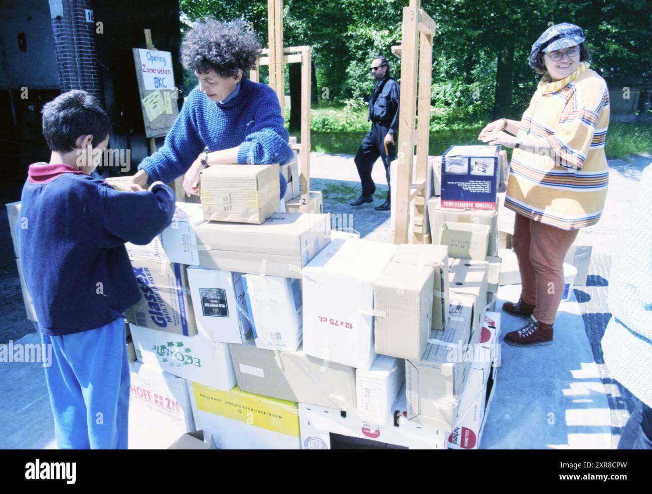 Eröffnung der BKC Summer Weeks, Elswout, Overveen, Elswoutslaan, 27-06-1998, Whizgle Dutch News: historische Bilder für die Zukunft. Erkunden Sie die Vergangenheit der Niederlande mit modernen Perspektiven durch Bilder von niederländischen Agenturen. Verbinden der Ereignisse von gestern mit den Erkenntnissen von morgen. Begeben Sie sich auf eine zeitlose Reise mit Geschichten, die unsere Zukunft prägen. Stockfoto