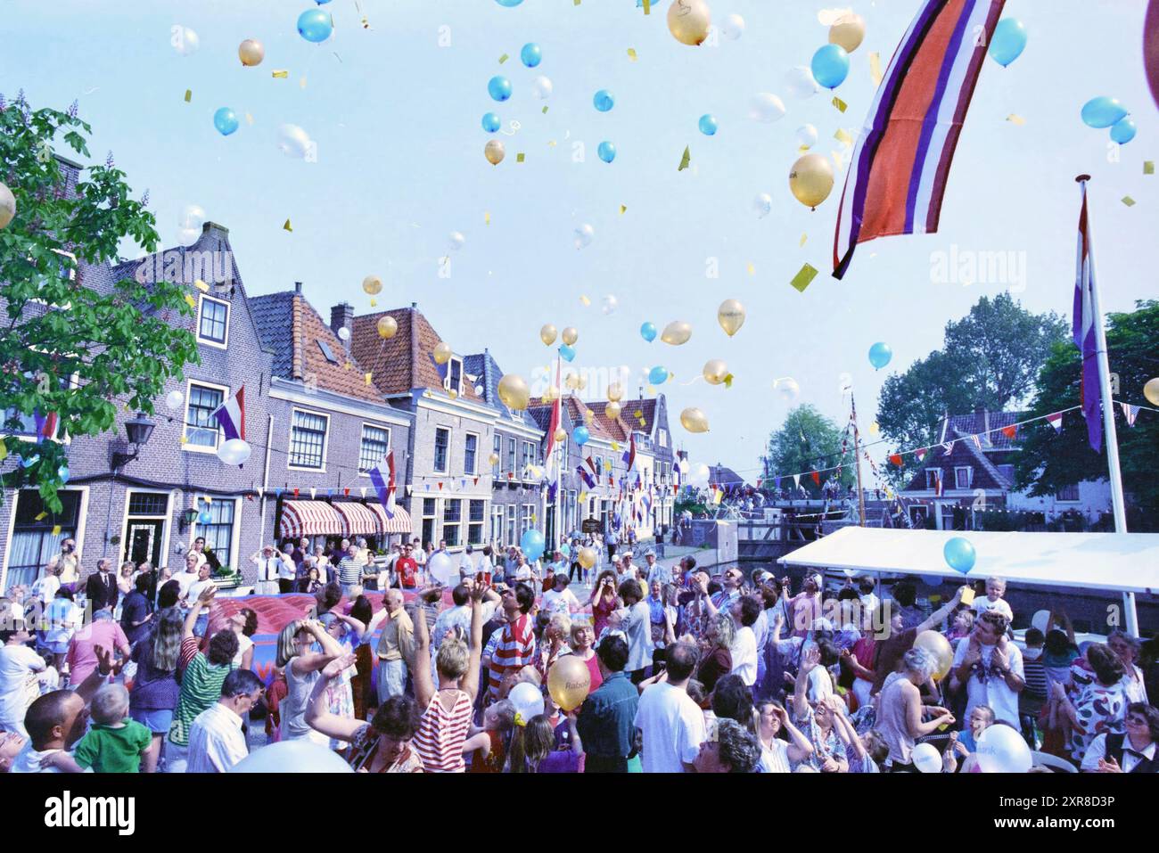 Release Balloons, Spaarndam, 04-05-1995, Whizgle Dutch News: Historical Images Tailored for the Future. Erkunden Sie die Vergangenheit der Niederlande mit modernen Perspektiven durch Bilder von niederländischen Agenturen. Verbinden der Ereignisse von gestern mit den Erkenntnissen von morgen. Begeben Sie sich auf eine zeitlose Reise mit Geschichten, die unsere Zukunft prägen. Stockfoto