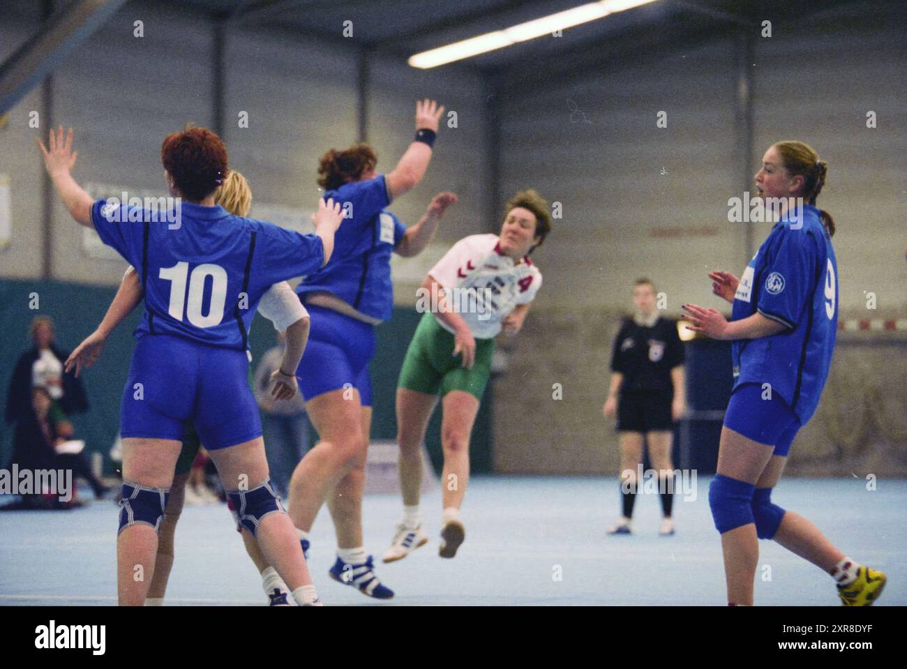 Handball de Blinkert - HSV '90, Haarlem, Niederlande, 15-12-2001, Whizgle Dutch News: Historische Bilder zugeschnitten auf die Zukunft. Erkunden Sie die Vergangenheit der Niederlande mit modernen Perspektiven durch Bilder von niederländischen Agenturen. Verbinden der Ereignisse von gestern mit den Erkenntnissen von morgen. Begeben Sie sich auf eine zeitlose Reise mit Geschichten, die unsere Zukunft prägen. Stockfoto