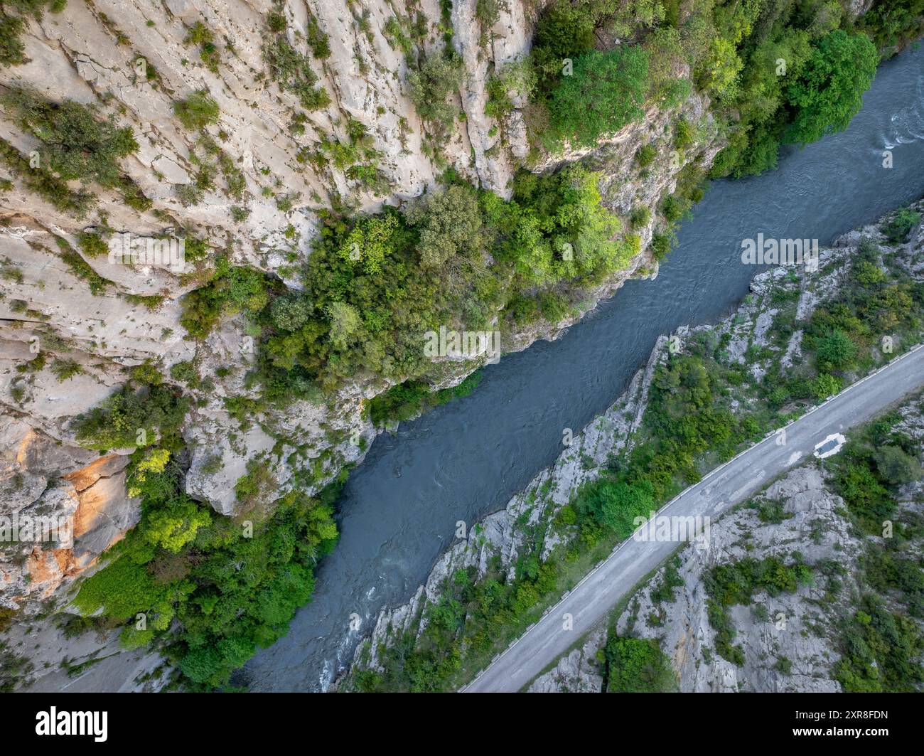 Aus der Vogelperspektive der Collegats-Schlucht und des Flusses Noguera Pallaresa (Pallars Sobirà, Lleida, Katalonien, Spanien, Pyrenäen) Stockfoto