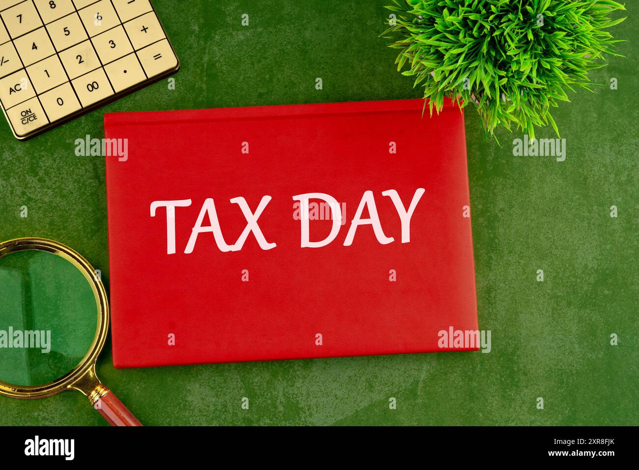 Tax Day Tax Financial Money Money Konzept. Worte STEUERTAG auf dem Cover eines Geschäftsbuchs auf grünem gesättigtem Hintergrund Stockfoto