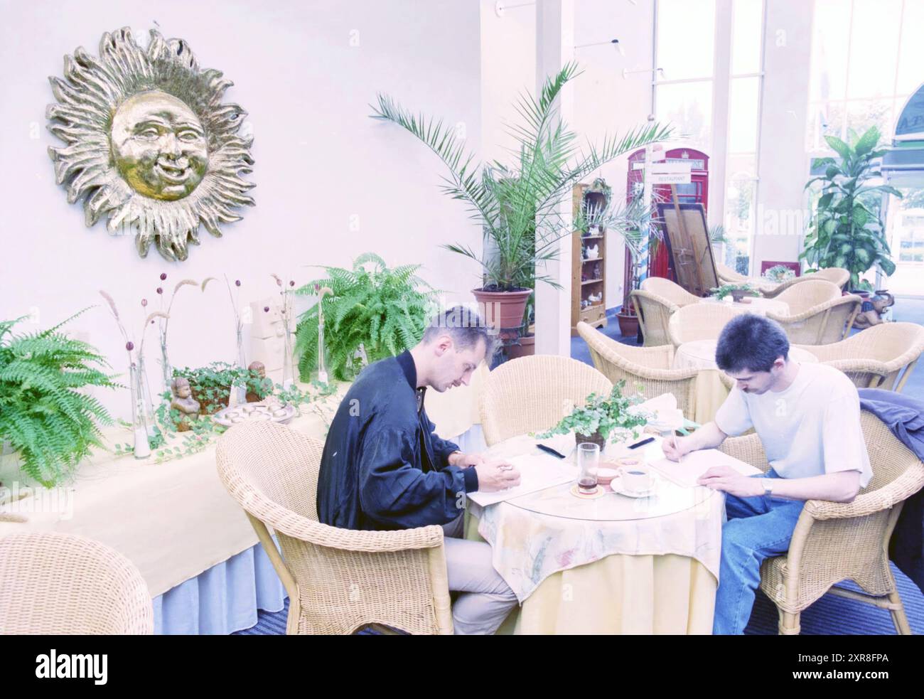 Register Leave off People, Commodore, 27-08-1997, Whizgle Dutch News: Historical Images Tailored for the Future. Erkunden Sie die Vergangenheit der Niederlande mit modernen Perspektiven durch Bilder von niederländischen Agenturen. Verbinden der Ereignisse von gestern mit den Erkenntnissen von morgen. Begeben Sie sich auf eine zeitlose Reise mit Geschichten, die unsere Zukunft prägen. Stockfoto