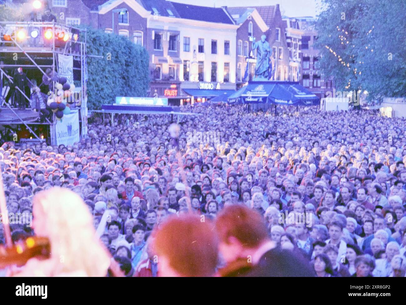 Party Haarlem 750, Rieu, Grote Markt (öffentlich), Haarlem, Grote Markt, the Netherlands, 17-05-1995, Whizgle Dutch News: historische Bilder für die Zukunft. Erkunden Sie die Vergangenheit der Niederlande mit modernen Perspektiven durch Bilder von niederländischen Agenturen. Verbinden der Ereignisse von gestern mit den Erkenntnissen von morgen. Begeben Sie sich auf eine zeitlose Reise mit Geschichten, die unsere Zukunft prägen. Stockfoto