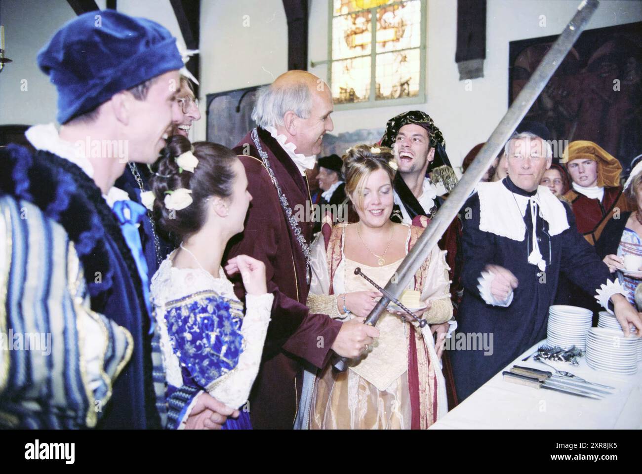 Hochzeitszeremonie im Frans Hals Stil (17. Jahrhundert) im Rathaus und in der Bavo Kirche mit Bürgermeister Jaap Pop, Haarlem, Grote Markt, Niederlande, 02-10-1998, Whizgle Dutch News: historische Bilder für die Zukunft. Erkunden Sie die Vergangenheit der Niederlande mit modernen Perspektiven durch Bilder von niederländischen Agenturen. Verbinden der Ereignisse von gestern mit den Erkenntnissen von morgen. Begeben Sie sich auf eine zeitlose Reise mit Geschichten, die unsere Zukunft prägen. Stockfoto