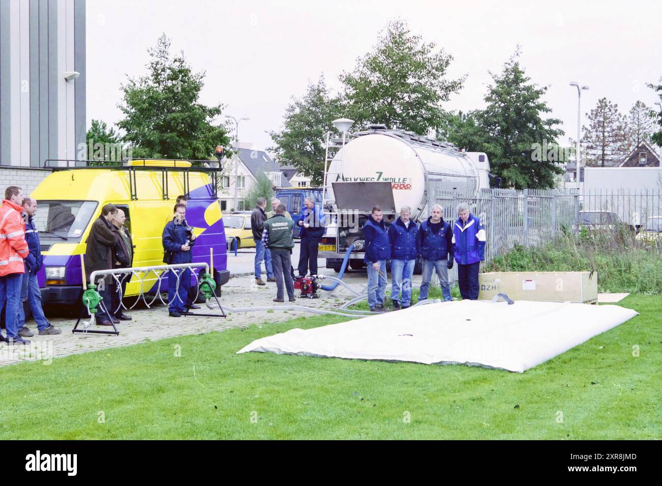 Emergency Water Supply, Hillegom, 31-10-1999, Whizgle Dutch News: Historische Bilder zugeschnitten auf die Zukunft. Erkunden Sie die Vergangenheit der Niederlande mit modernen Perspektiven durch Bilder von niederländischen Agenturen. Verbinden der Ereignisse von gestern mit den Erkenntnissen von morgen. Begeben Sie sich auf eine zeitlose Reise mit Geschichten, die unsere Zukunft prägen. Stockfoto