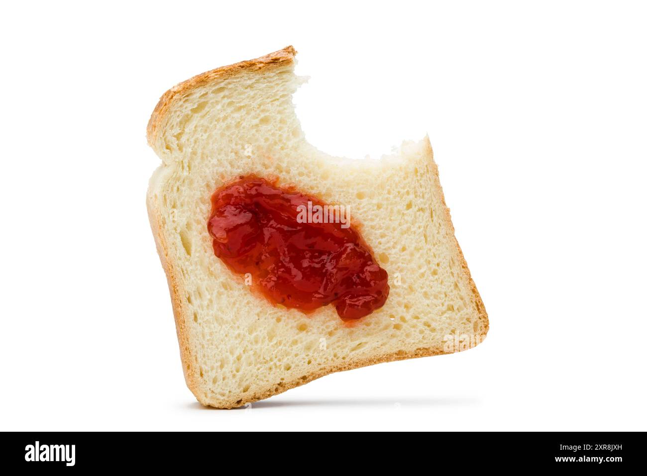 Scheiben Weißbrot mit Erdbeermarmelade und gebissen, isoliert auf weißem Hintergrund. Stockfoto