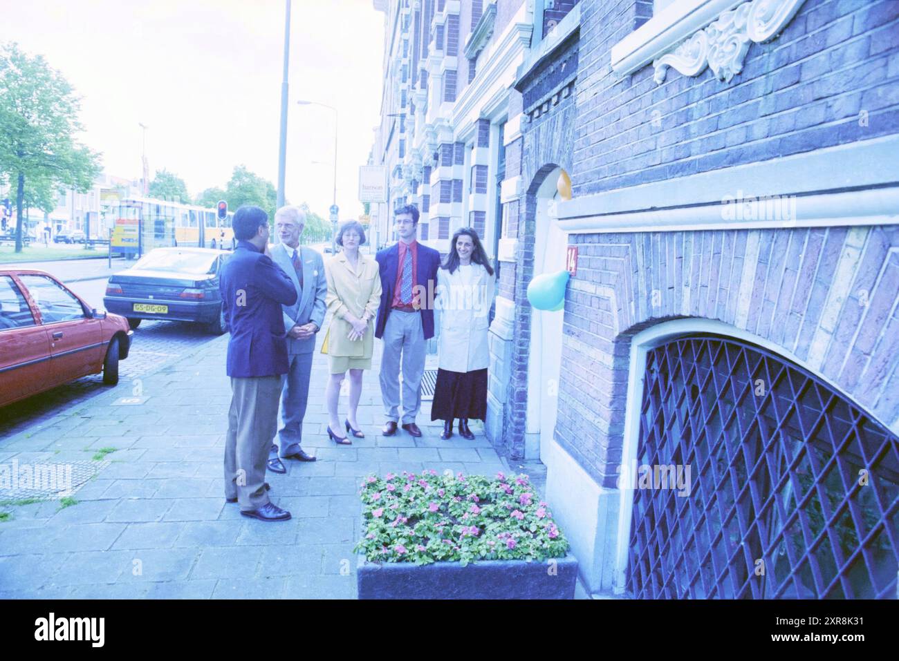 Anlässlich des 50-jährigen Bestehens der Presseagentur United Photos de Boer mit der Enthüllung des Namensschildes von Poppe de Boer, Parklaan 14, Haarlem, Parklaan, Niederlande, 19-05-1995, Whizgle Dutch News: Historical Images Tailored for the Future. Erkunden Sie die Vergangenheit der Niederlande mit modernen Perspektiven durch Bilder von niederländischen Agenturen. Verbinden der Ereignisse von gestern mit den Erkenntnissen von morgen. Begeben Sie sich auf eine zeitlose Reise mit Geschichten, die unsere Zukunft prägen. Stockfoto