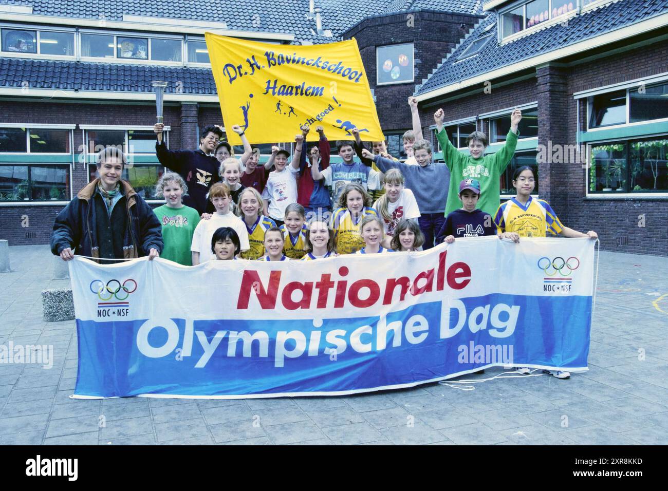 Olympiasiegerin Yvonne van Gennip (vorne links) im Rahmen des Nationalen Olympischen Tages NOC*NSF in der Dr. H. Bavinckschool, Rechthuisstraat Ecke Ambachtstraat, Haarlem, Rechthuisstraat, Niederlande, 31-03-1998, Whizgle Dutch News: historische Bilder für die Zukunft. Erkunden Sie die Vergangenheit der Niederlande mit modernen Perspektiven durch Bilder von niederländischen Agenturen. Verbinden der Ereignisse von gestern mit den Erkenntnissen von morgen. Begeben Sie sich auf eine zeitlose Reise mit Geschichten, die unsere Zukunft prägen. Stockfoto
