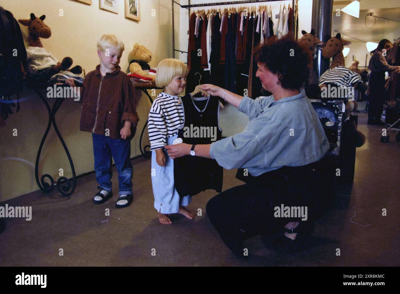 INT Kinderbekleidung Trix and Kees, 21.06.1999, Whizgle Dutch News: Historische Bilder für die Zukunft. Erkunden Sie die Vergangenheit der Niederlande mit modernen Perspektiven durch Bilder von niederländischen Agenturen. Verbinden der Ereignisse von gestern mit den Erkenntnissen von morgen. Begeben Sie sich auf eine zeitlose Reise mit Geschichten, die unsere Zukunft prägen. Stockfoto