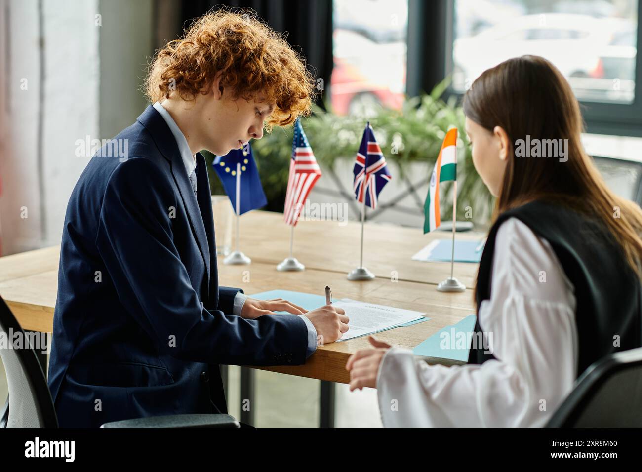 Jugendliche nehmen an einer UN-Musterkonferenz Teil, die sich mit Diplomatie und internationalen Beziehungen befasst. Stockfoto