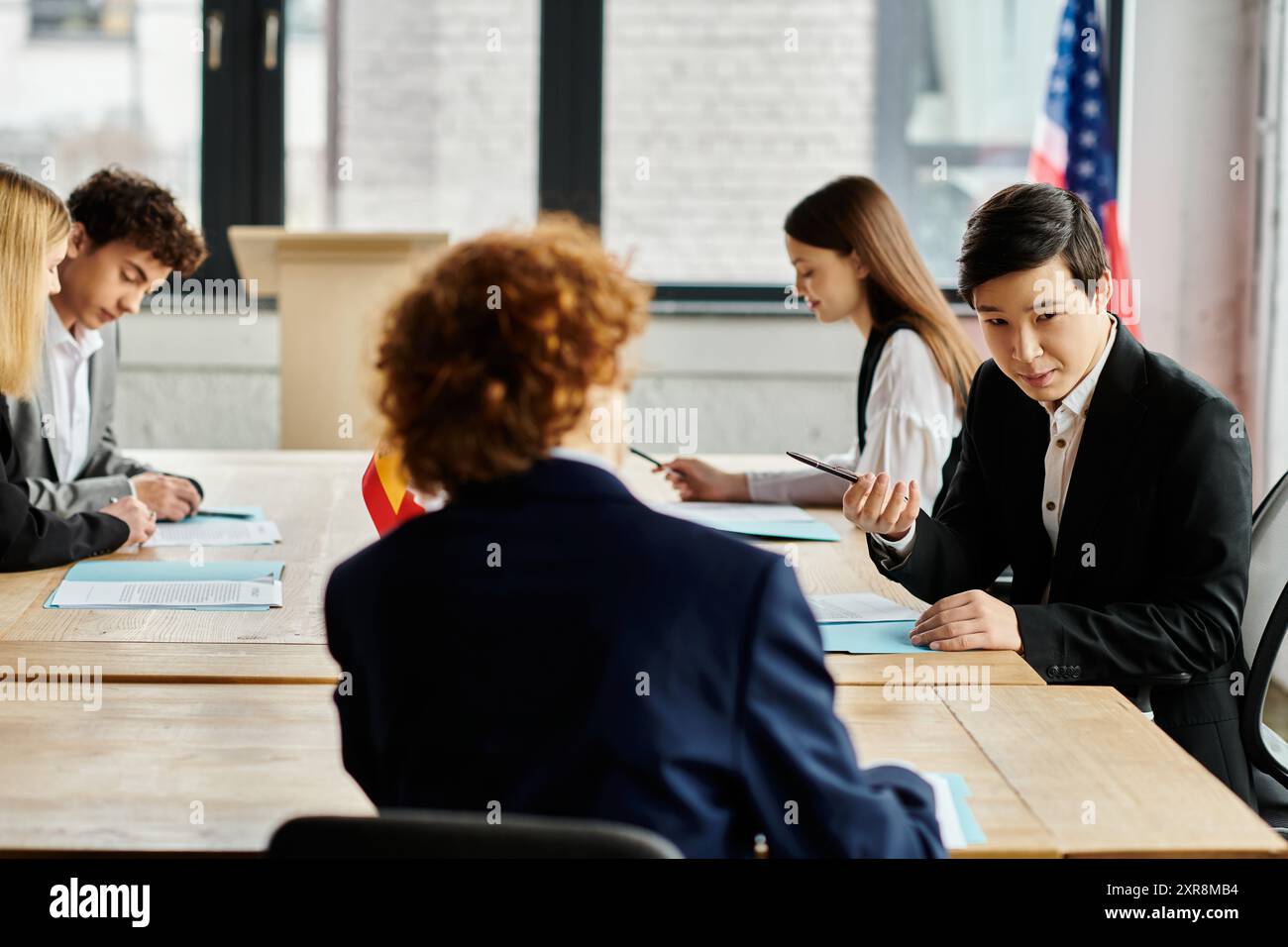 Jugendliche nehmen an einer UN-Musterkonferenz Teil und nehmen an diplomatischen Debatten und Rollenspielen Teil. Stockfoto