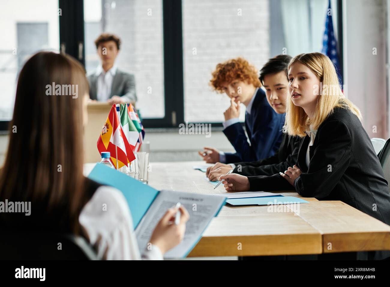 Jugendliche nehmen an einer UN-Modellkonferenz Teil und diskutieren Diplomatie und globale Beziehungen. Stockfoto