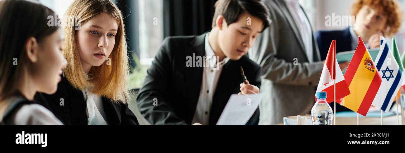 Junge Delegierte nehmen an einer UN-Modellveranstaltung Teil und demonstrieren ihr Engagement für globale Themen. Stockfoto