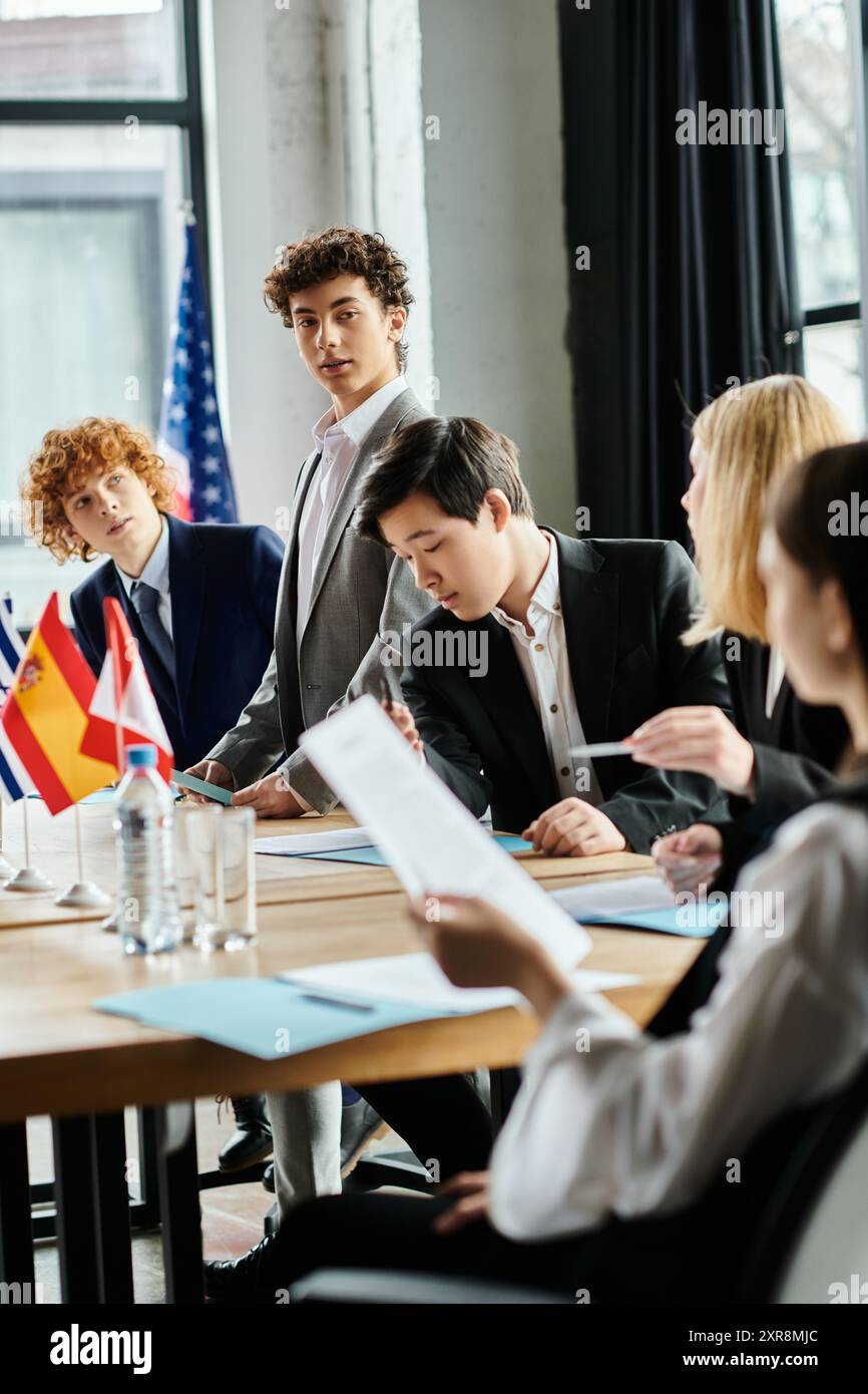 Teenager treten Model UN bei und diskutieren globale Themen. Stockfoto