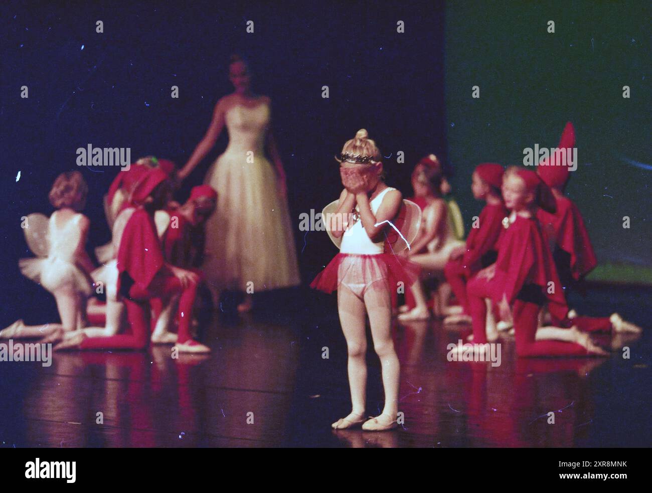 Ballettschule Cisca Vrind, Hoofddorp, Niederlande, 04-06-1999, Whizgle Dutch News: Historical Images Tailored for the Future. Erkunden Sie die Vergangenheit der Niederlande mit modernen Perspektiven durch Bilder von niederländischen Agenturen. Verbinden der Ereignisse von gestern mit den Erkenntnissen von morgen. Begeben Sie sich auf eine zeitlose Reise mit Geschichten, die unsere Zukunft prägen. Stockfoto