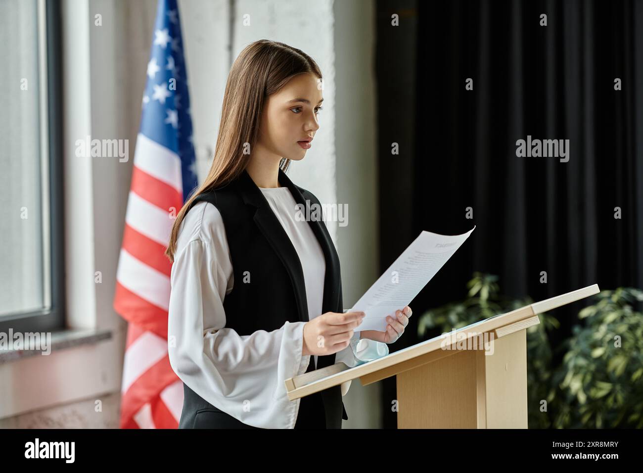 Teenager-Mädchen hält leidenschaftliche Rede auf der UN-Modellkonferenz. Stockfoto