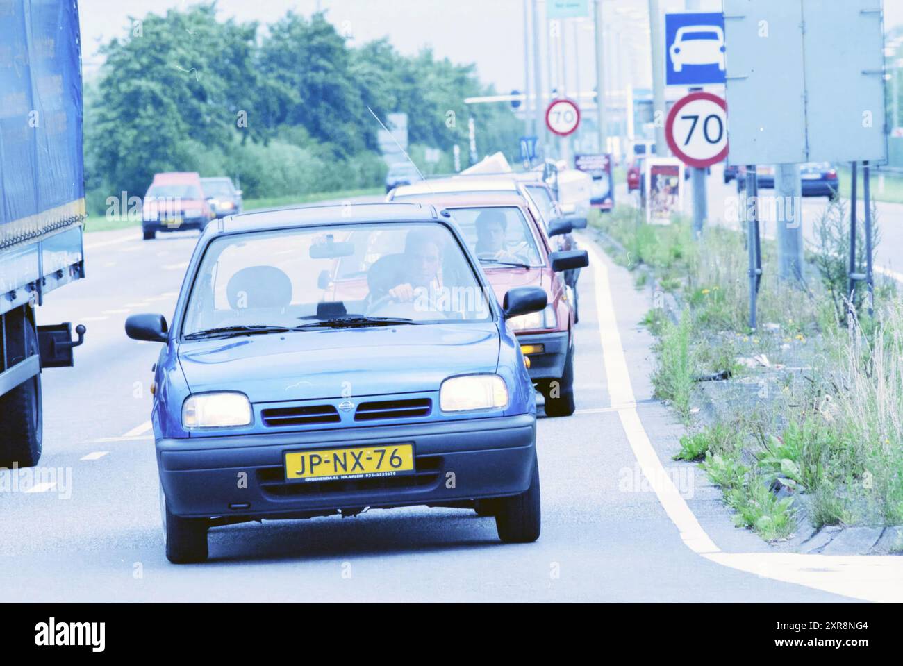 Allein im Auto, 24.07.1997, Whizgle Dutch News: Historische Bilder zugeschnitten auf die Zukunft. Erkunden Sie die Vergangenheit der Niederlande mit modernen Perspektiven durch Bilder von niederländischen Agenturen. Verbinden der Ereignisse von gestern mit den Erkenntnissen von morgen. Begeben Sie sich auf eine zeitlose Reise mit Geschichten, die unsere Zukunft prägen. Stockfoto