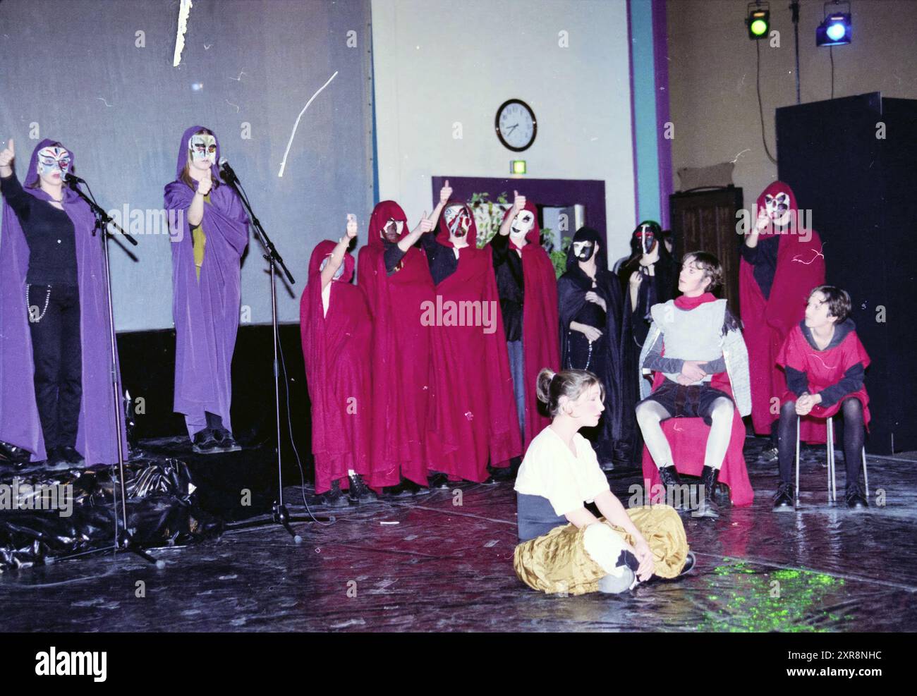 Theateraufführung Coornhert Lyceum, Haarlem, Niederlande, 27-01-2000, Whizgle Dutch News: Historische Bilder zugeschnitten auf die Zukunft. Erkunden Sie die Vergangenheit der Niederlande mit modernen Perspektiven durch Bilder von niederländischen Agenturen. Verbinden der Ereignisse von gestern mit den Erkenntnissen von morgen. Begeben Sie sich auf eine zeitlose Reise mit Geschichten, die unsere Zukunft prägen. Stockfoto