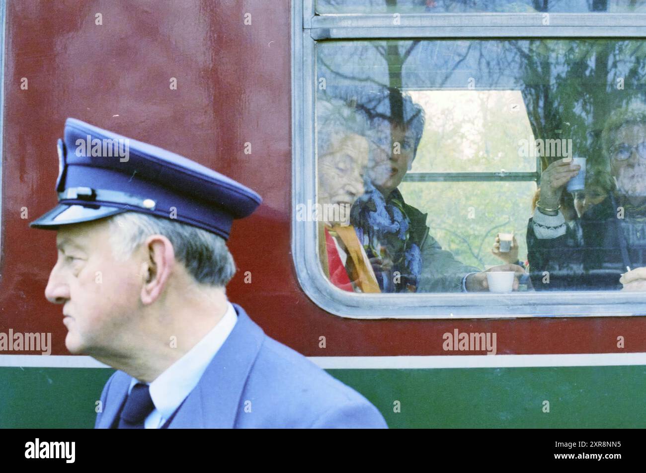 Tour für behinderte Senioren in einem Dampfzug mit Diesellokomotive auf dem Gelände von Hoogovens, Velsen-Noord, 21.-11-1995, Whizgle Dutch News: Historische Bilder für die Zukunft. Erkunden Sie die Vergangenheit der Niederlande mit modernen Perspektiven durch Bilder von niederländischen Agenturen. Verbinden der Ereignisse von gestern mit den Erkenntnissen von morgen. Begeben Sie sich auf eine zeitlose Reise mit Geschichten, die unsere Zukunft prägen. Stockfoto