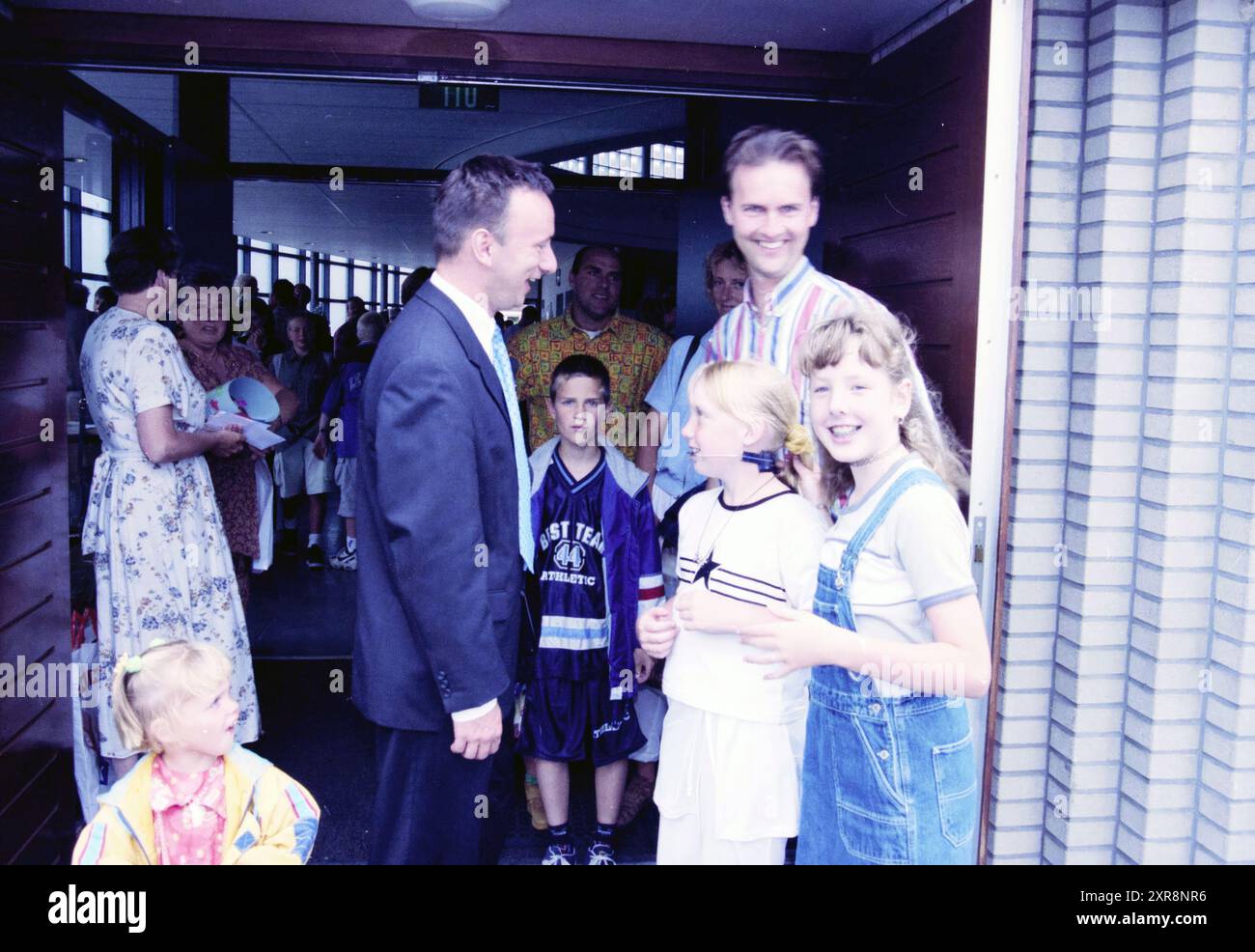 Farewell Rev. De Boer, Velserbroek, 26.06.1999, Whizgle Dutch News: Historical Images Tailored for the Future. Erkunden Sie die Vergangenheit der Niederlande mit modernen Perspektiven durch Bilder von niederländischen Agenturen. Verbinden der Ereignisse von gestern mit den Erkenntnissen von morgen. Begeben Sie sich auf eine zeitlose Reise mit Geschichten, die unsere Zukunft prägen. Stockfoto