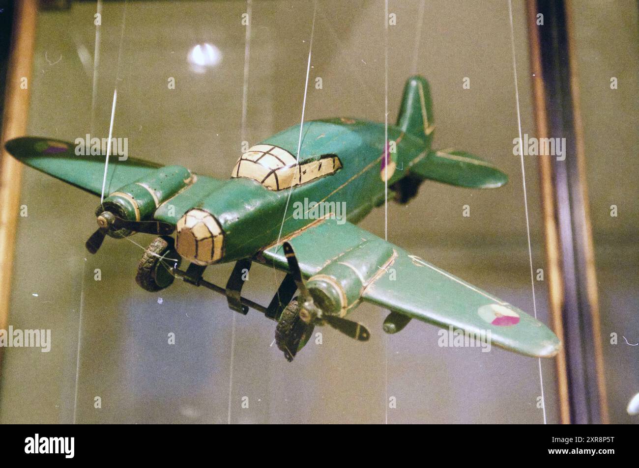 Flugzeugmodell im Theo Swagemakers Museum, gelegen im Pietershuis am Stoofsteeg von 1999 bis 2012, Haarlem, Stoofsteeg, Niederlande, 03-10-2001, Whizgle Dutch News: historische Bilder für die Zukunft. Erkunden Sie die Vergangenheit der Niederlande mit modernen Perspektiven durch Bilder von niederländischen Agenturen. Verbinden der Ereignisse von gestern mit den Erkenntnissen von morgen. Begeben Sie sich auf eine zeitlose Reise mit Geschichten, die unsere Zukunft prägen. Stockfoto