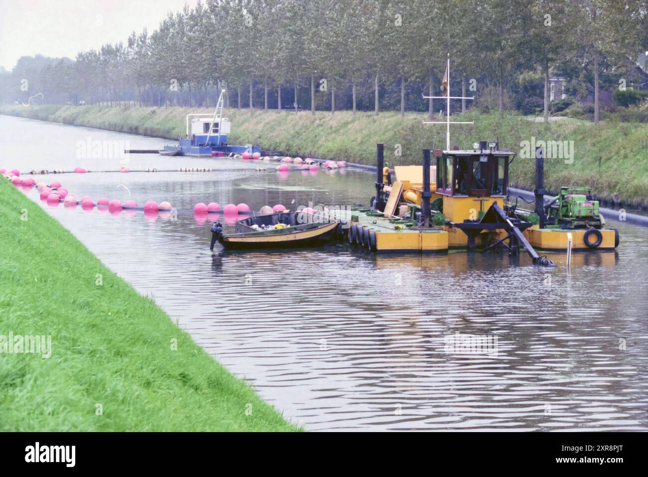 Baggerei im Hoofdvaart, 30-09-1998, Whizgle Dutch News: Historical Images Tailored for the Future. Erkunden Sie die Vergangenheit der Niederlande mit modernen Perspektiven durch Bilder von niederländischen Agenturen. Verbinden der Ereignisse von gestern mit den Erkenntnissen von morgen. Begeben Sie sich auf eine zeitlose Reise mit Geschichten, die unsere Zukunft prägen. Stockfoto