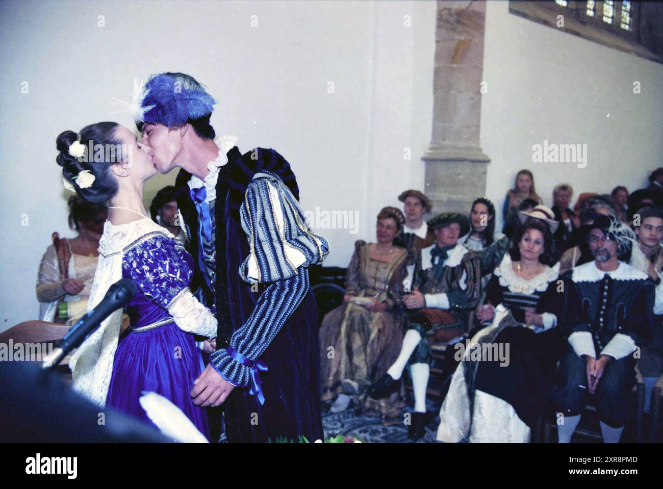 Hochzeitszeremonie im Frans Hals Stil (17. Jahrhundert) im Rathaus und in der Bavo Kirche, Haarlem, Grote Markt, Niederlande, 02-10-1998, Whizgle Dutch News: historische Bilder für die Zukunft. Erkunden Sie die Vergangenheit der Niederlande mit modernen Perspektiven durch Bilder von niederländischen Agenturen. Verbinden der Ereignisse von gestern mit den Erkenntnissen von morgen. Begeben Sie sich auf eine zeitlose Reise mit Geschichten, die unsere Zukunft prägen. Stockfoto