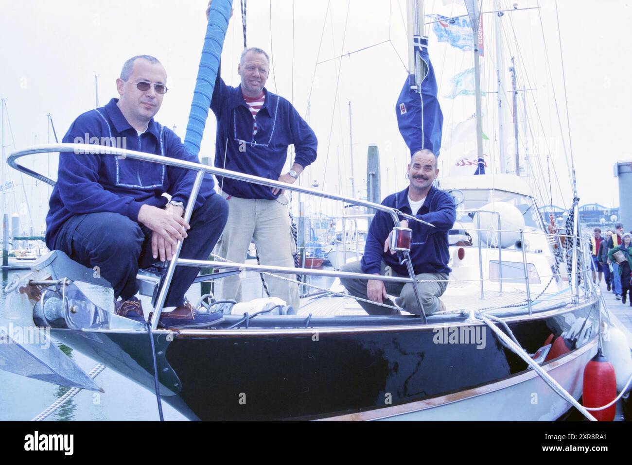 Crew on Ship Segelrennen, IJmuiden, IJmuiden, Niederlande, 09-07-1998, Whizgle Dutch News: historische Bilder für die Zukunft. Erkunden Sie die Vergangenheit der Niederlande mit modernen Perspektiven durch Bilder von niederländischen Agenturen. Verbinden der Ereignisse von gestern mit den Erkenntnissen von morgen. Begeben Sie sich auf eine zeitlose Reise mit Geschichten, die unsere Zukunft prägen. Stockfoto