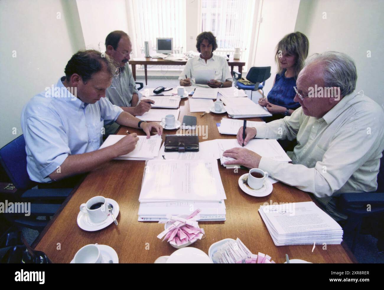 Party Meeting Velsen 2000, 18.06.2000, Whizgle Dutch News: Historical Images Tailored for the Future. Erkunden Sie die Vergangenheit der Niederlande mit modernen Perspektiven durch Bilder von niederländischen Agenturen. Verbinden der Ereignisse von gestern mit den Erkenntnissen von morgen. Begeben Sie sich auf eine zeitlose Reise mit Geschichten, die unsere Zukunft prägen. Stockfoto