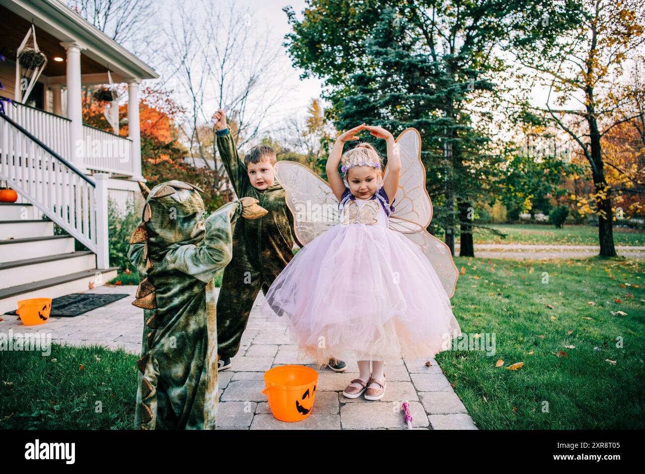 Kinder in Feen- und Drachenkostümen, an Halloween mit Trick-or-Treatment Stockfoto