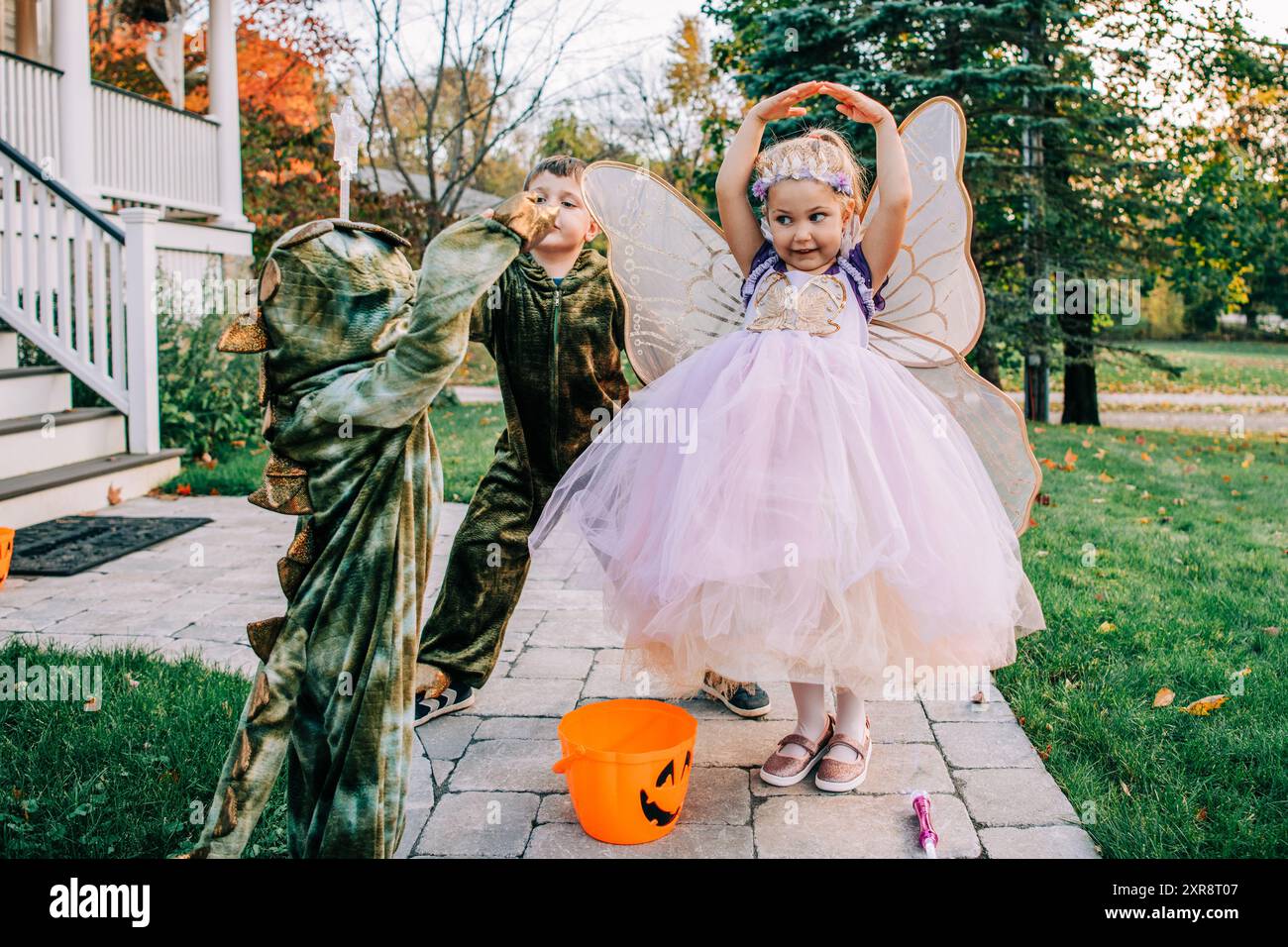 Kinder in Feen- und Drachenkostümen, an Halloween mit Trick-or-Treatment Stockfoto