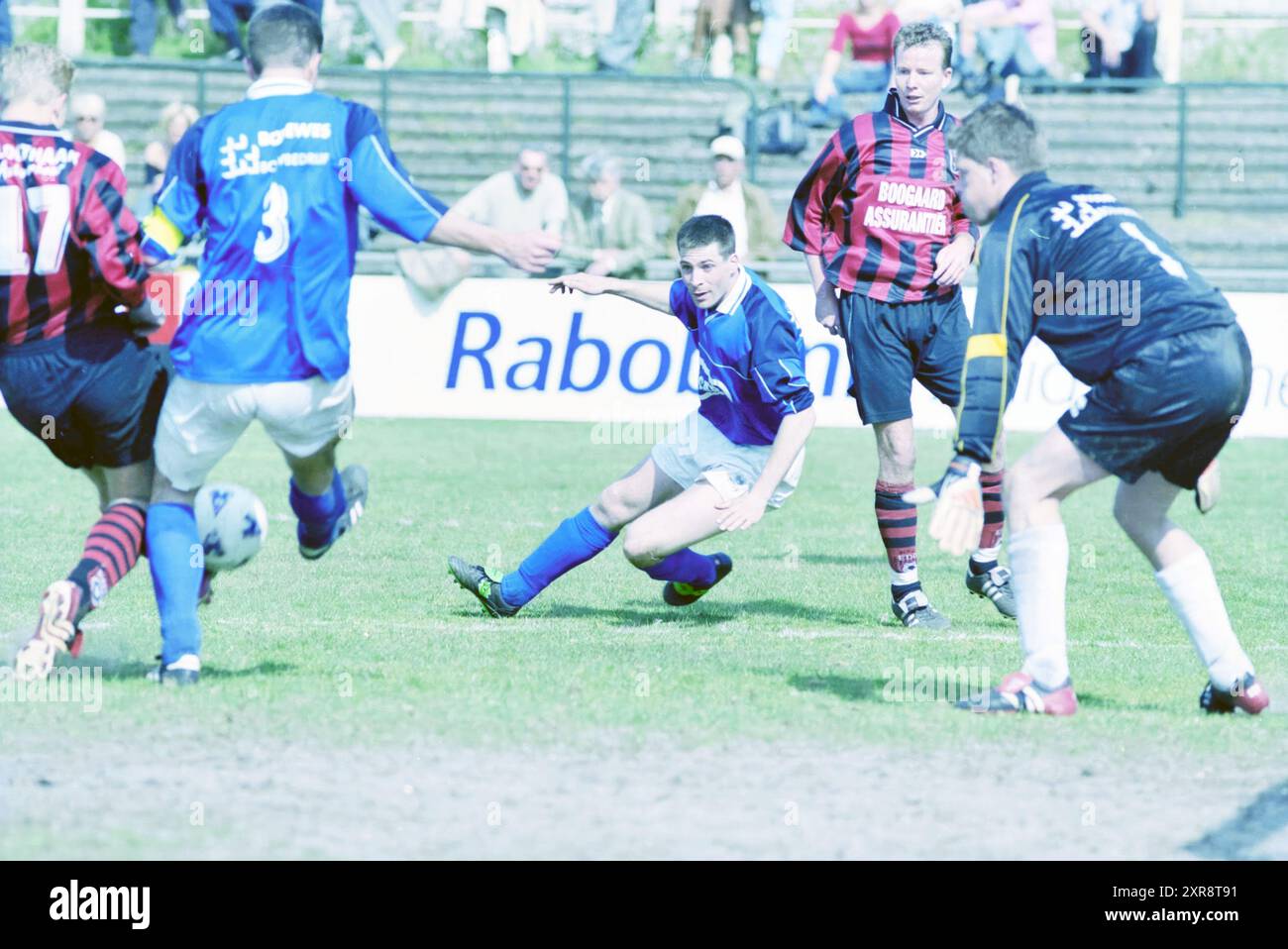 Football Match EDO, Whizgle Dutch News: Historische Bilder für die Zukunft. Erkunden Sie die Vergangenheit der Niederlande mit modernen Perspektiven durch Bilder von niederländischen Agenturen. Verbinden der Ereignisse von gestern mit den Erkenntnissen von morgen. Begeben Sie sich auf eine zeitlose Reise mit Geschichten, die unsere Zukunft prägen. Stockfoto