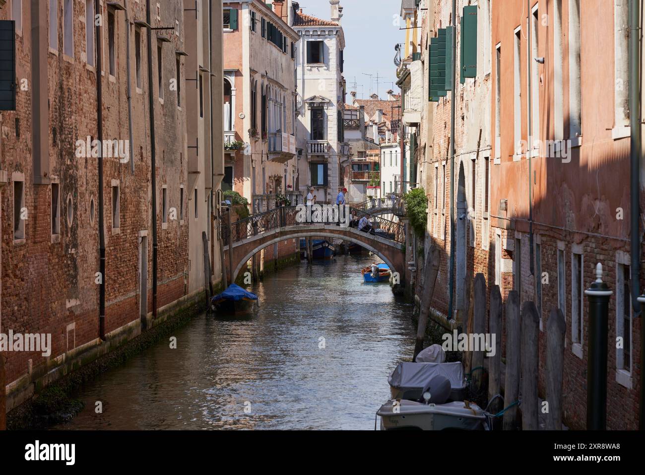 Charme des venezianischen Kanals: Boote, Brücken und Wasserstraßen Stockfoto