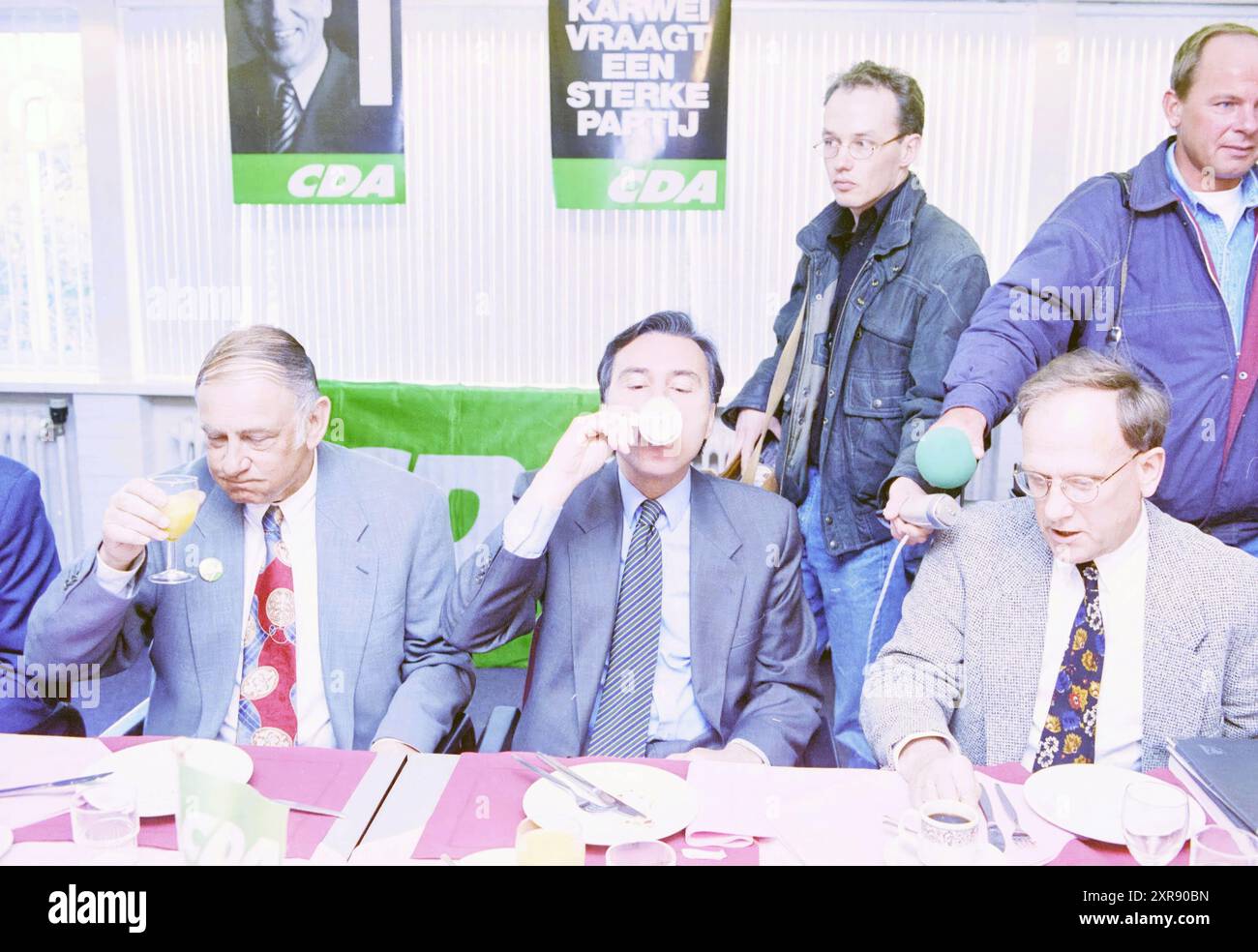 Mittagessen mit Minister Eelco Brinkman auf dem Parteitag der CDA in Zwanenburg, Whizgle Dutch News: Historische Bilder zugeschnitten auf die Zukunft. Erkunden Sie die Vergangenheit der Niederlande mit modernen Perspektiven durch Bilder von niederländischen Agenturen. Verbinden der Ereignisse von gestern mit den Erkenntnissen von morgen. Begeben Sie sich auf eine zeitlose Reise mit Geschichten, die unsere Zukunft prägen. Stockfoto