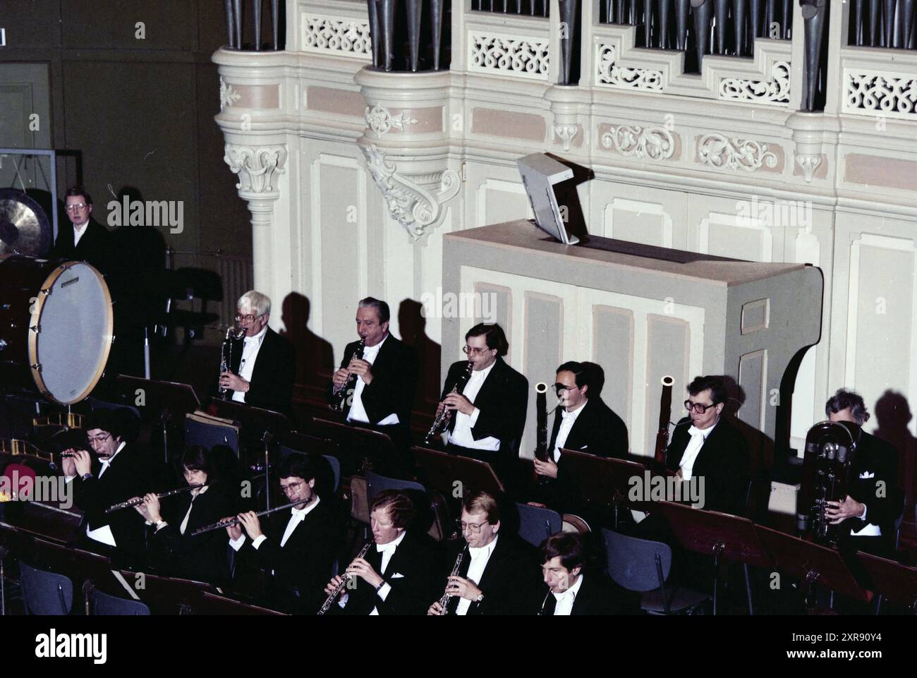 Nordholland Phil. orchestra, North Holland Philharmonic Orchestra, 12.-01-1981, Whizgle Dutch News: Historical Images Tailored for the Future. Erkunden Sie die Vergangenheit der Niederlande mit modernen Perspektiven durch Bilder von niederländischen Agenturen. Verbinden der Ereignisse von gestern mit den Erkenntnissen von morgen. Begeben Sie sich auf eine zeitlose Reise mit Geschichten, die unsere Zukunft prägen. Stockfoto