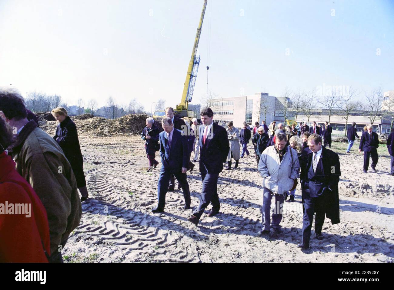 Teilnehmer beim Pflanzen des ersten Baumes (?) Von einer neuen Wohnsiedlung, 00-00-1994, Whizgle Dutch News: Historische Bilder zugeschnitten auf die Zukunft. Erkunden Sie die Vergangenheit der Niederlande mit modernen Perspektiven durch Bilder von niederländischen Agenturen. Verbinden der Ereignisse von gestern mit den Erkenntnissen von morgen. Begeben Sie sich auf eine zeitlose Reise mit Geschichten, die unsere Zukunft prägen. Stockfoto