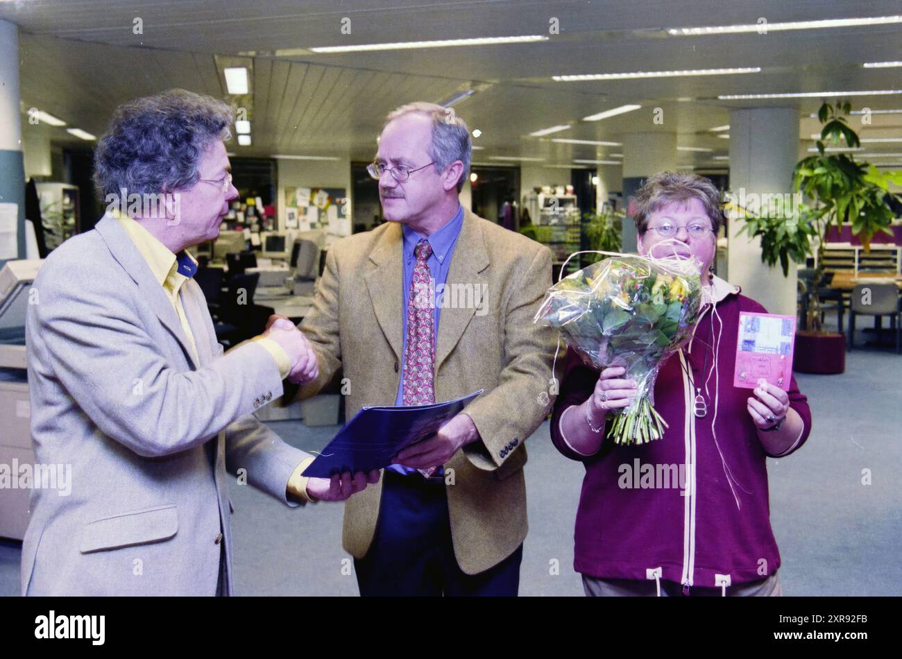 Preisverleihung Drost, Haarlem, Niederlande, 11-01-2004, Whizgle Dutch News: Historical Images Tailored for the Future. Erkunden Sie die Vergangenheit der Niederlande mit modernen Perspektiven durch Bilder von niederländischen Agenturen. Verbinden der Ereignisse von gestern mit den Erkenntnissen von morgen. Begeben Sie sich auf eine zeitlose Reise mit Geschichten, die unsere Zukunft prägen. Stockfoto