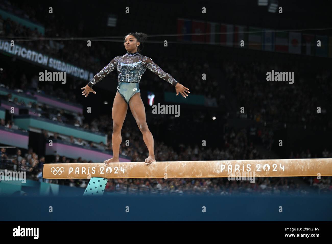 PARIS, FRANKREICH-28. Juli 2024: Simone Biles aus den USA tritt bei der Qualifikation der Frauen im Kunstturnen bei den Olympischen Spielen auf dem Balancebalken an Stockfoto