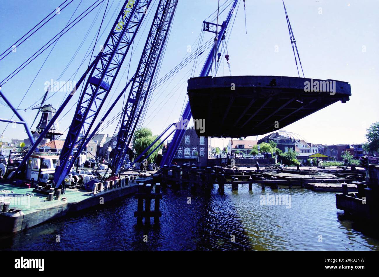 Teil der Catharijne Bridge Lifting, Haarlem, Niederlande, 03-07-2001, Whizgle Dutch News: Historical Images Tailored for the Future. Erkunden Sie die Vergangenheit der Niederlande mit modernen Perspektiven durch Bilder von niederländischen Agenturen. Verbinden der Ereignisse von gestern mit den Erkenntnissen von morgen. Begeben Sie sich auf eine zeitlose Reise mit Geschichten, die unsere Zukunft prägen. Stockfoto