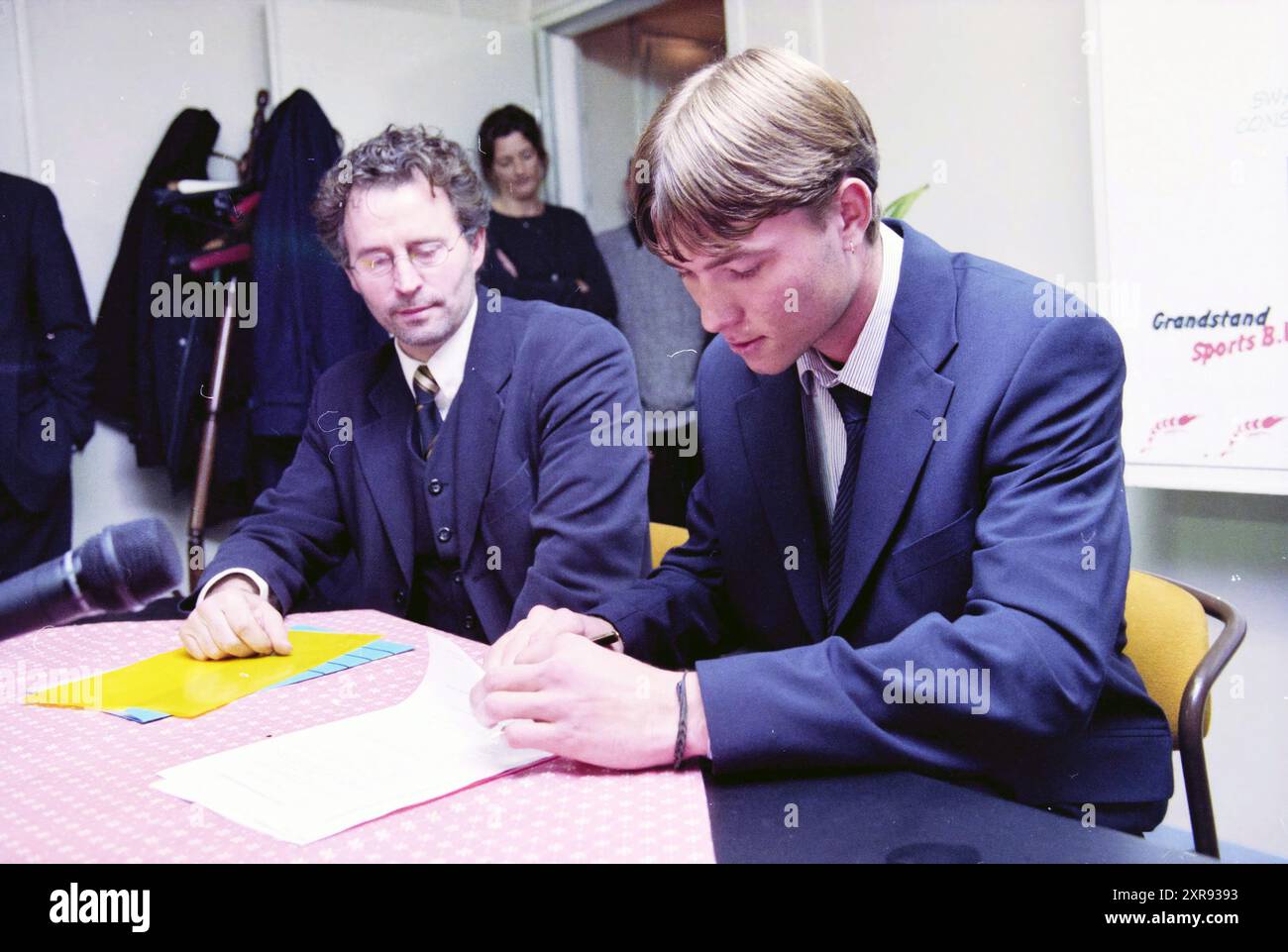 Danny Schenkel, Vertrag, Velsen, Velsen, 21-11-1999, Whizgle Dutch News: historische Bilder für die Zukunft. Erkunden Sie die Vergangenheit der Niederlande mit modernen Perspektiven durch Bilder von niederländischen Agenturen. Verbinden der Ereignisse von gestern mit den Erkenntnissen von morgen. Begeben Sie sich auf eine zeitlose Reise mit Geschichten, die unsere Zukunft prägen. Stockfoto