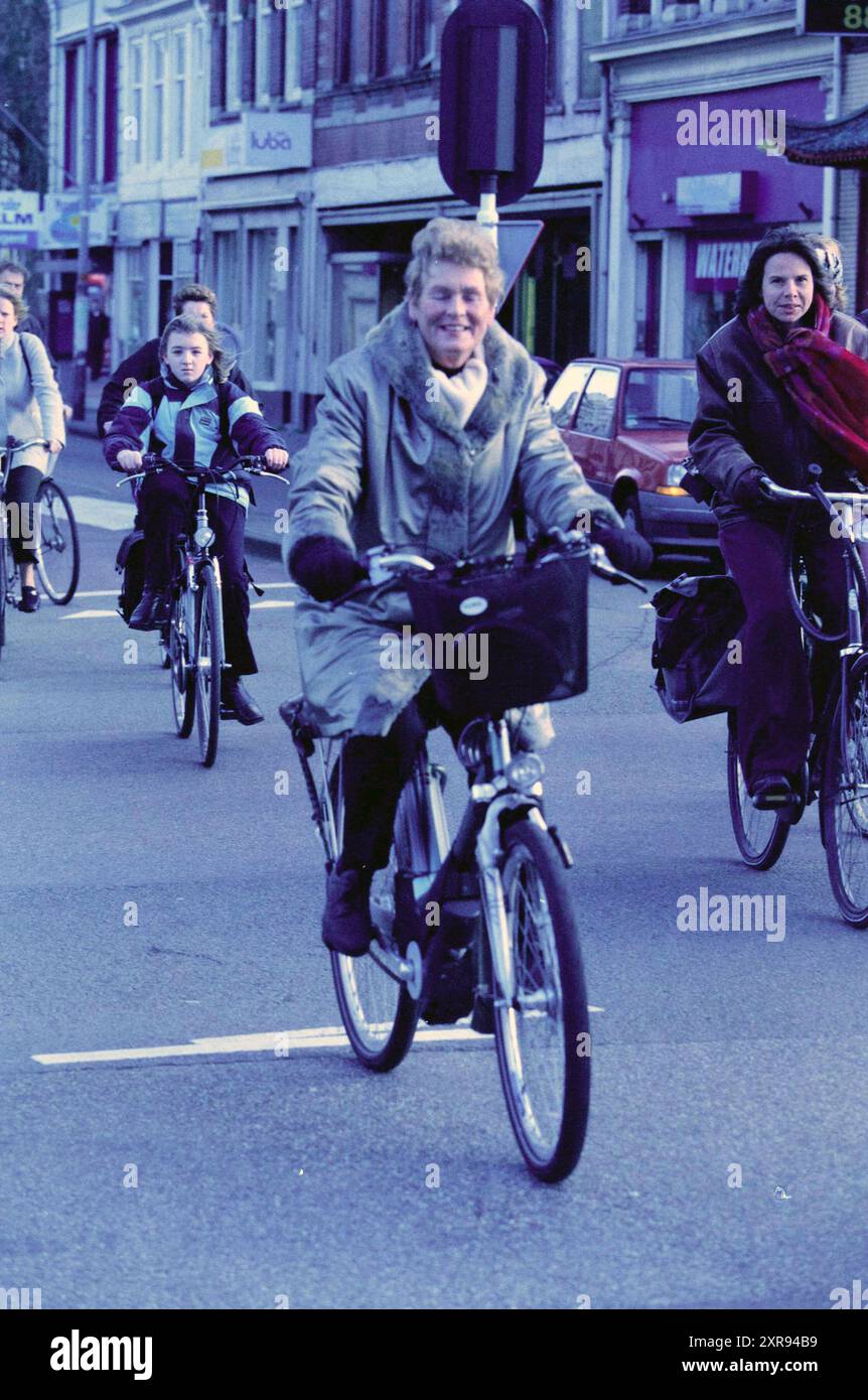 Ratsherr Kroskinski on Bike, 26.02.2002, Whizgle Dutch News: Historische Bilder zugeschnitten auf die Zukunft. Erkunden Sie die Vergangenheit der Niederlande mit modernen Perspektiven durch Bilder von niederländischen Agenturen. Verbinden der Ereignisse von gestern mit den Erkenntnissen von morgen. Begeben Sie sich auf eine zeitlose Reise mit Geschichten, die unsere Zukunft prägen. Stockfoto