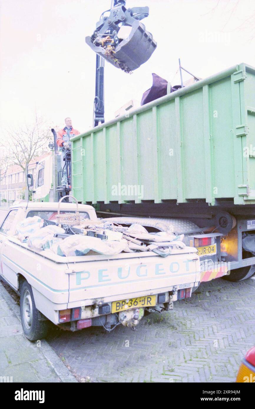 Umweltpolizeiaktion Reinigung des Haarlem Gebäudes, Haarlem, Niederlande, 28-10-1998, Whizgle Dutch News: Historische Bilder zugeschnitten auf die Zukunft. Erkunden Sie die Vergangenheit der Niederlande mit modernen Perspektiven durch Bilder von niederländischen Agenturen. Verbinden der Ereignisse von gestern mit den Erkenntnissen von morgen. Begeben Sie sich auf eine zeitlose Reise mit Geschichten, die unsere Zukunft prägen. Stockfoto