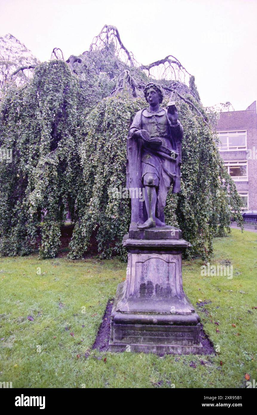 Skulptur Laurens Jansz Coster, Prinsenhof, Haarlem, Prinsenhof, Niederlande, 27-09-2000, Whizgle Dutch News: historische Bilder für die Zukunft. Erkunden Sie die Vergangenheit der Niederlande mit modernen Perspektiven durch Bilder von niederländischen Agenturen. Verbinden der Ereignisse von gestern mit den Erkenntnissen von morgen. Begeben Sie sich auf eine zeitlose Reise mit Geschichten, die unsere Zukunft prägen. Stockfoto