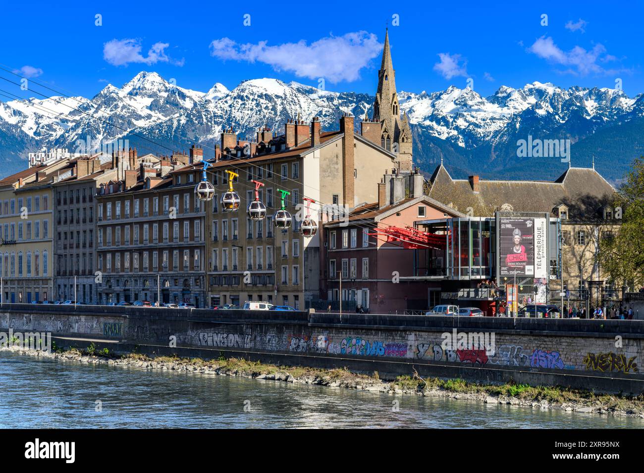 Grenoble, Frankreich. Diese Touristenattraktion ist die fantastische Seilbahn Téléphérique mit blasenförmigen Schoten, die von der Stadt und der Bergfestung aus verläuft. Stockfoto